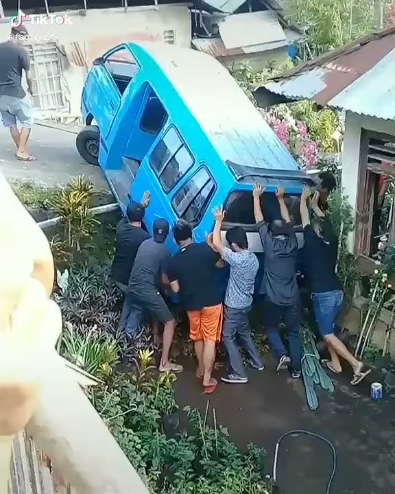 Viral !!! Mobil bergerak sendiri