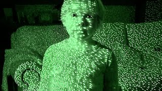 La escena de visión nocturna del niño | Actividad paranormal 4 | Clip en Español