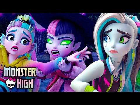 Frankie Fights a Zombie Attack! w/ Lagoona \u0026 Deuce | Monster High