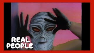 UFO Sightings | Real People | George Schlatter
At an annual gathering of the Mutual UFO Network or MUFON, visitors explore and hear evidence of the existence of alien life and alien abductions. UFO Sightings | Real People | George Schlatter