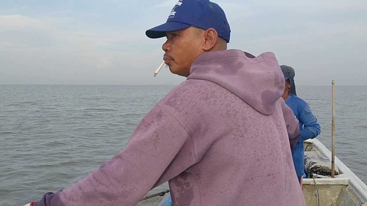 Part 6) Nelayan Meraih Rezeki Di Laut .Menjaring udang