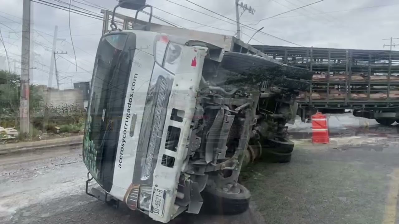 Vuelca camión de carga en la carretera a Chichimequillas