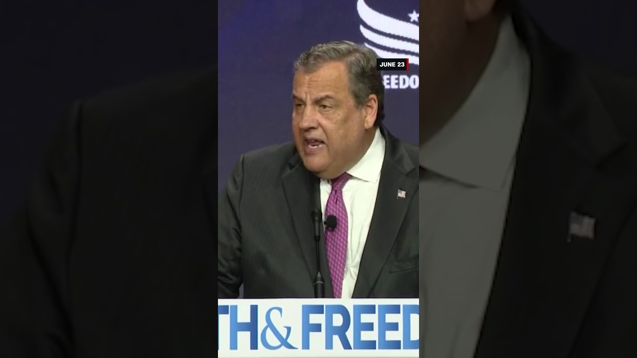 Conservative crowd reacts to Chris Christie criticizing Trump