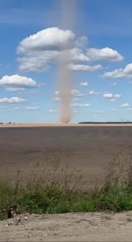 🌪 Сегодня в #Столбцы на поле возле микрорайона «Северный» заметили вот ...
