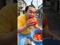 バケツ1杯のトマトを飲み干す男がヤバすぎる…