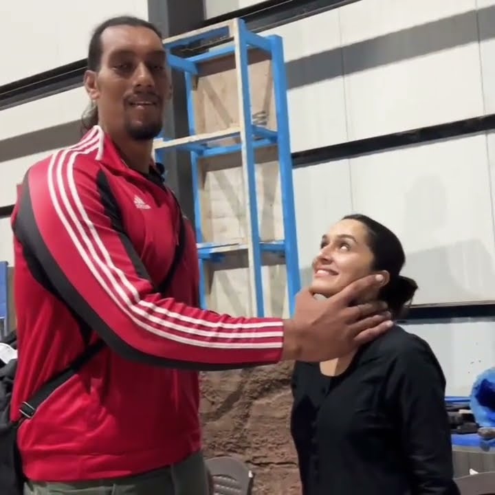 When #Shraddhakapoor meets Sarkata on the sets of Stree 2, the fun is real! 😍