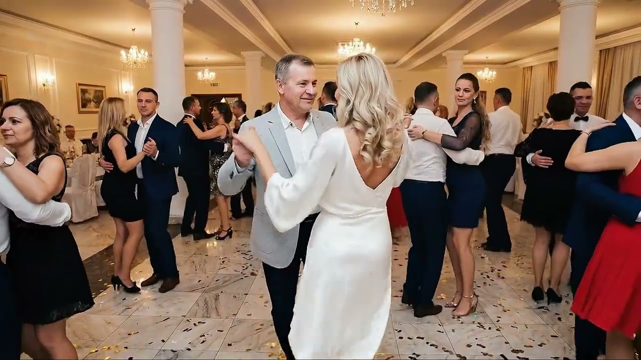 Energetyczna melodia rozbrzmiewa, a pary nie potrafią powstrzymać się od tańca