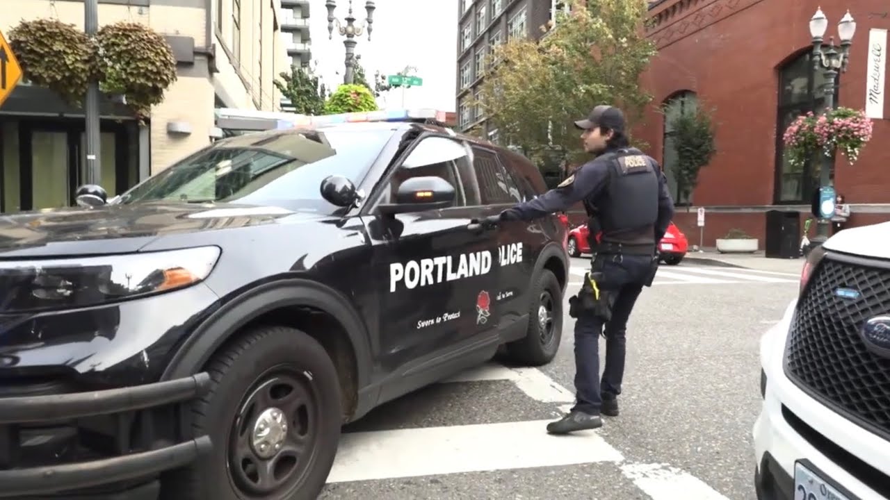 Поездка с офицером Мэтью в четверг днем ​​в Центральном полицейском участке Портленда.