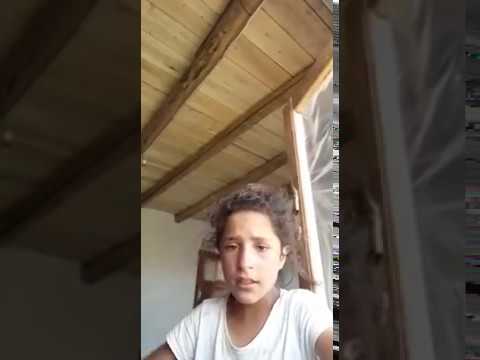 Emine Şarkısını Samimiyetle Söyleyen Köylü Kızı