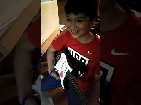 unboxing-the-squier®-stratocaster®-pack