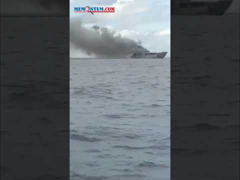 Kapal Pendarat dan Pengangkut Logistik TNI AL Terbakar di Perairan Sulawesi Selatan #shorts