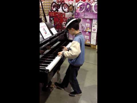 Kid in Costco Plays Piano like a boss - YouTube