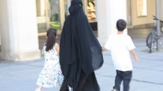 Модельер из Кыргызстана сменила черный хиджаб на яркий наряд