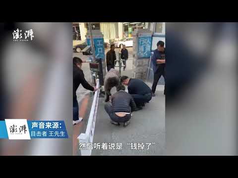 医院门口他们掉了万元，路人帮捡如数归还 