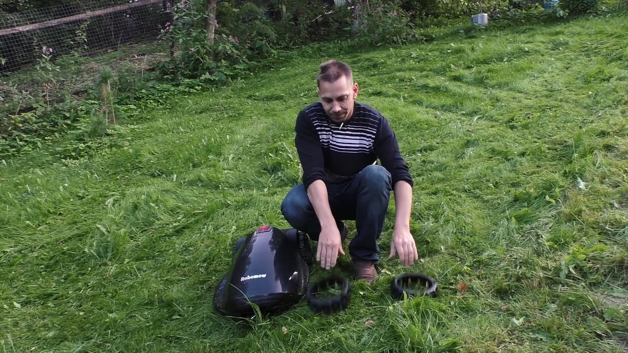 Робот газонокосилка Robomow RC, тестируем шипованные насадки Robogrip при работе на неровностях.