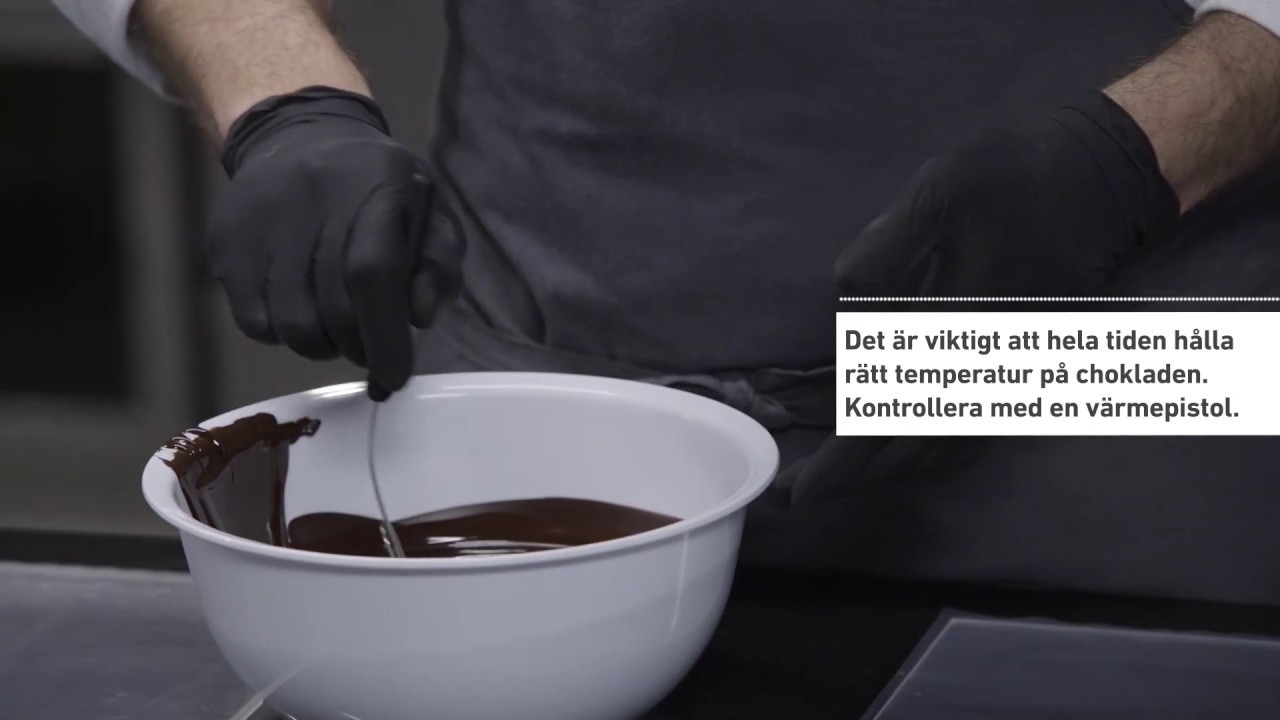 Så doppar du praliner i choklad