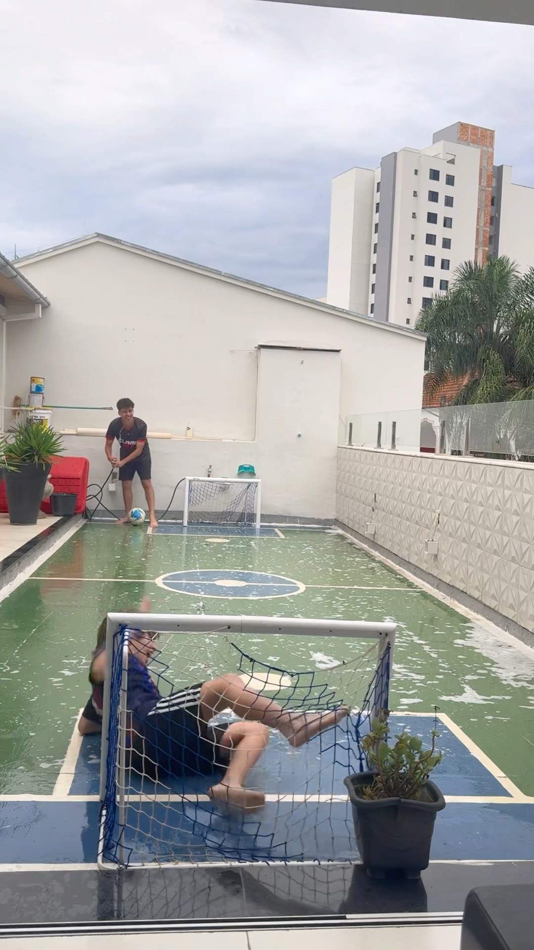 MEU IRMÃOZINHO SE MACHUCOU FEIO JOGANDO FUTEBOL NO SABÃO! ?