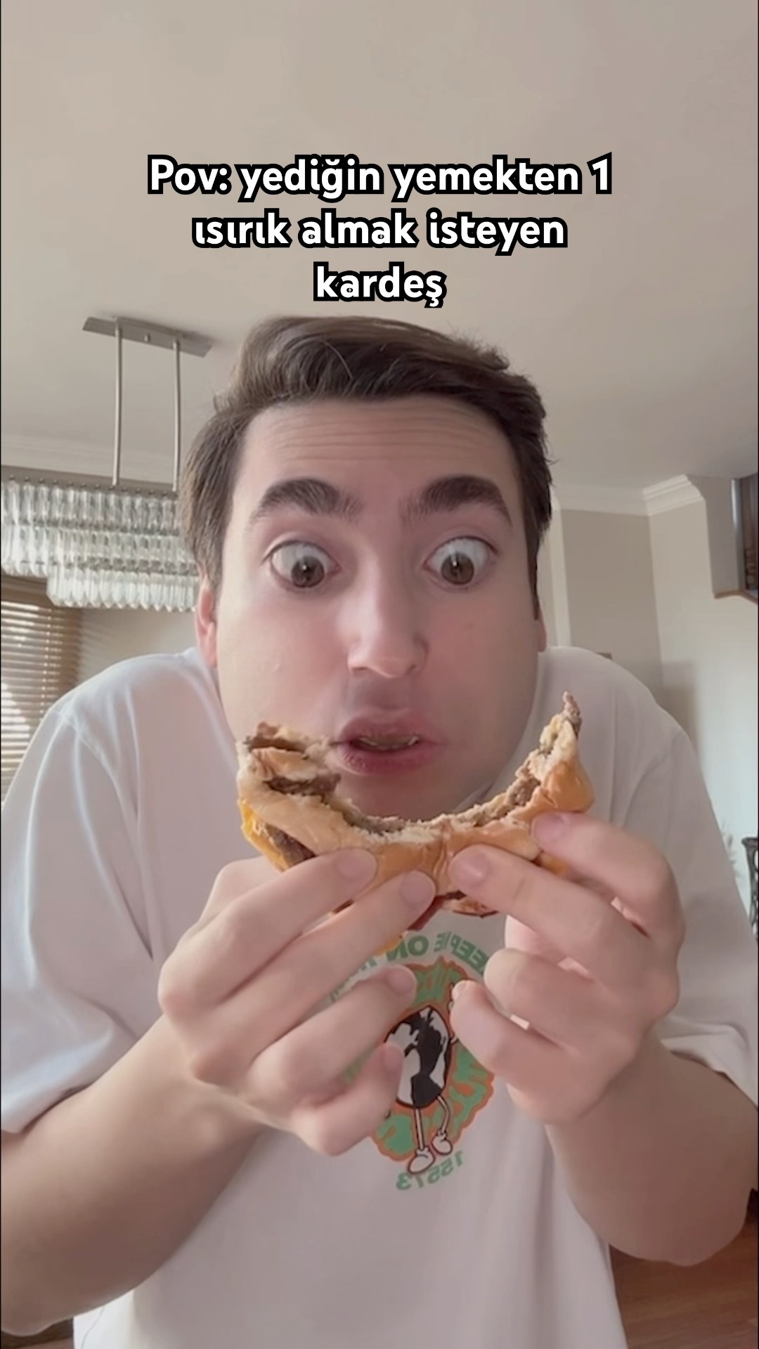 Yemekten ısırık alan kardeş