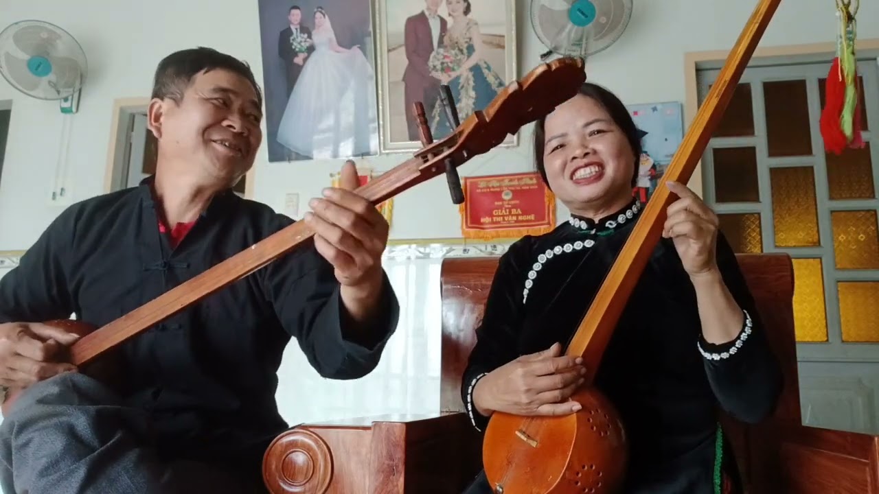 Vợ chồng lâu ngày không hát song ca rồi.  Hôm nay hát vằn chiêng pây lin hôi nè