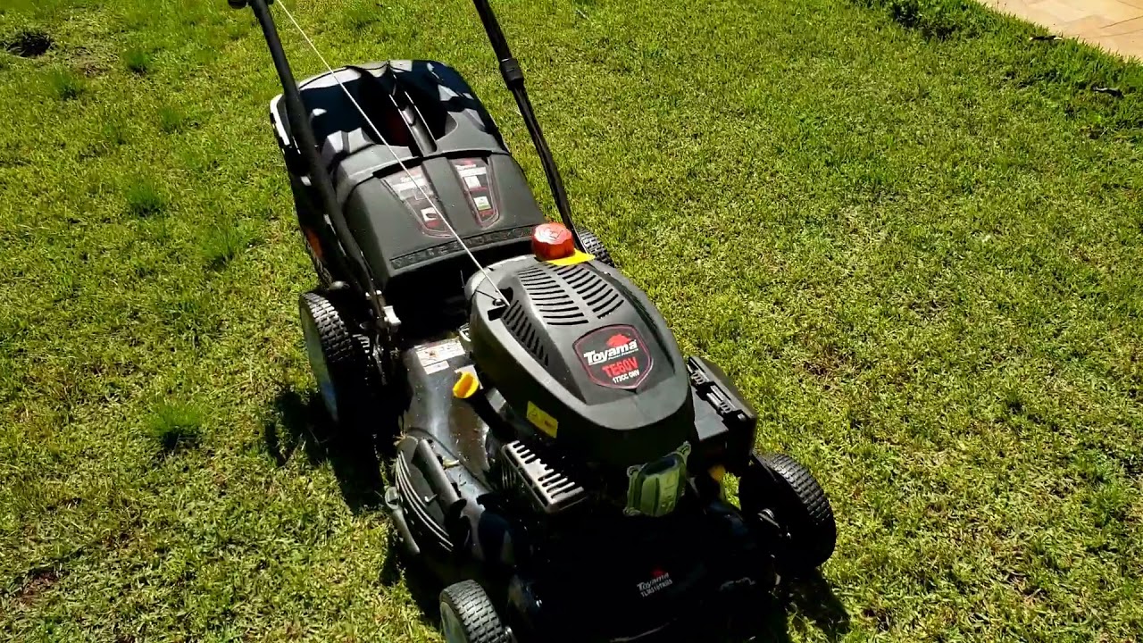Cortador de grama com tração.  veja como é prático.