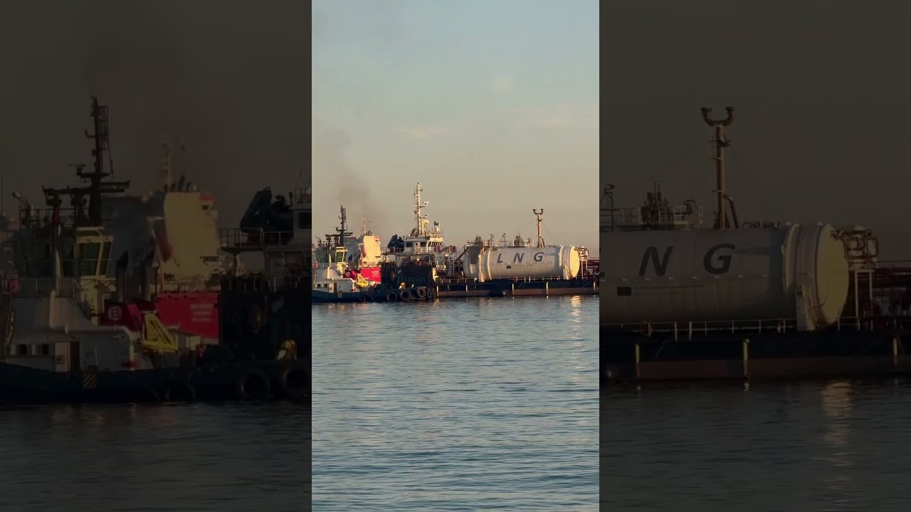 Remolcando un buque por refinería Cepsa, Bahía de Algeciras España