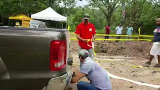 VW Amarok vs Nissan Frontier tug of war