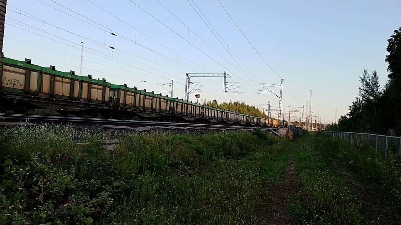 Mixed freight train arrives Tampere pulled by Sr1-electric locomotive