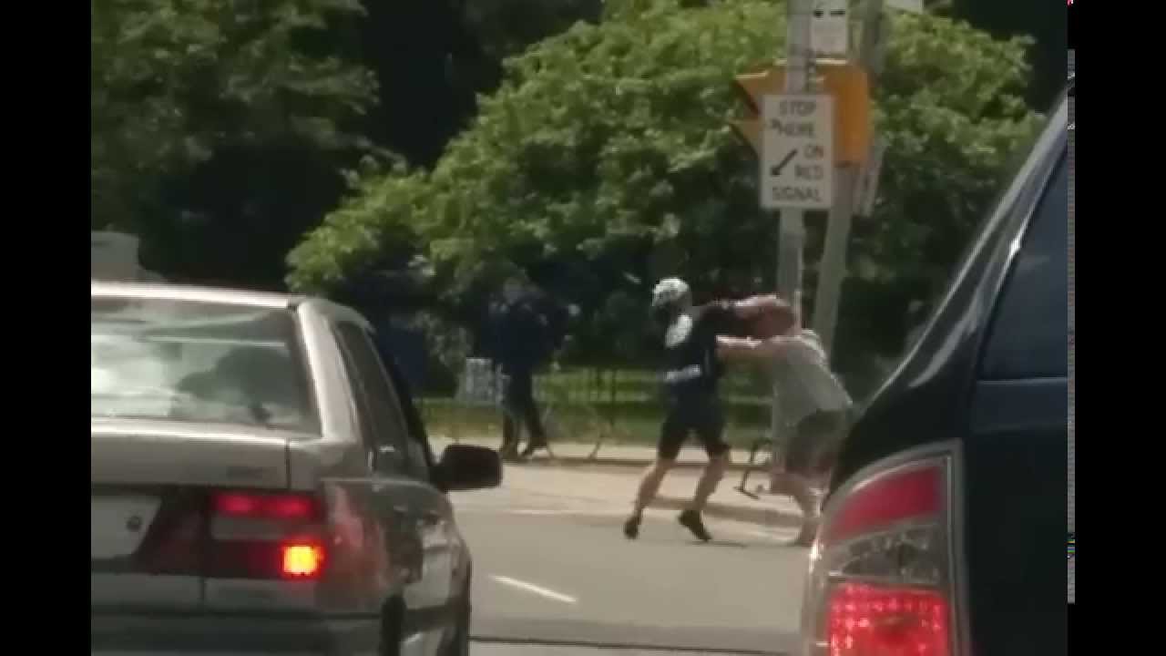 Fight between Cyclist and Motorist - YouTube