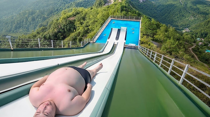 El chico voló del tobogán de agua fuera de la piscina