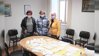 Pridne Roke Rajhenburga Šivajo Maske In Jih Delijo Zastonj