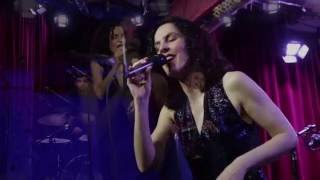 Video voorbeeld van ""Plus je t'embrasse" Chloé live at Cornelia Street Cafe"