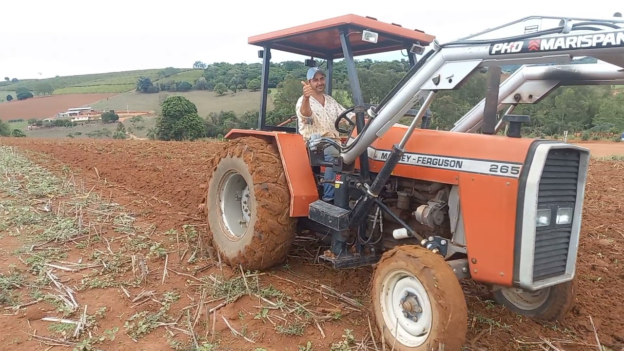 Meu amigo arando a terra dele para o.plantio de 🌽🌽