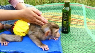 Oh SweetTo Feel Comfort Mommy Massage To Baby SweetTo With Olive Oil At Green Grass