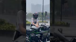Cewek Kehujanan Naik Motor Ninja H2 ninjah2 kawasakininjah2r shorts