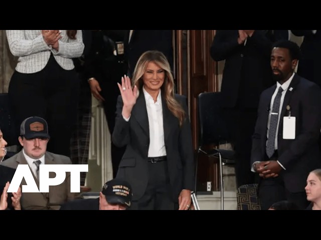 Đệ nhất phu nhân Melania Trump đến và nhận được tràng vỗ tay, sau đó ngồi cùng...