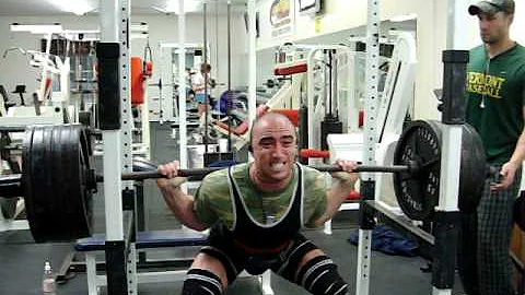 jimi aikey 585lb. raw squat weighing 174lb.