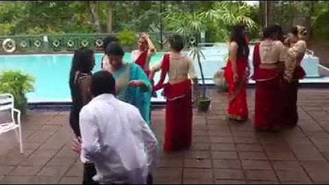 සාරි ඇඳගෙන පීනනවා දැකලා තියෙනවද..? වෙඩින් එකක නටපු පිස්සුම නැටිල්ලක් මෙන්න