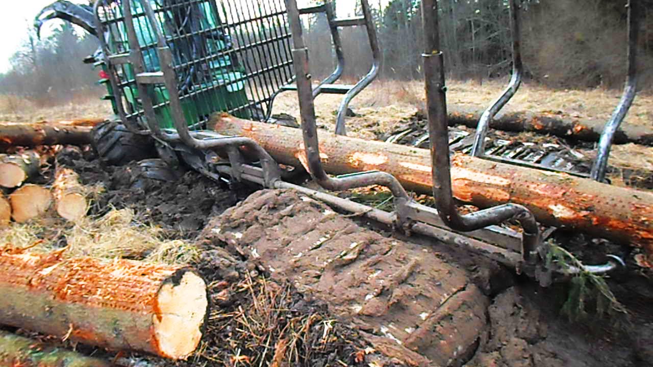John Deere 810D stuck in deep mud, cardan joint broke, extreme mud  conditions