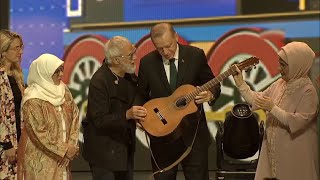 @NTV  Yusuf İslam, Cumhurbaşkanı Erdoğan’a gitarını hediye etti