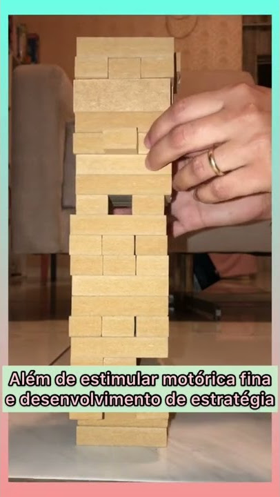 O Jenga Dos Jogos Dos Amigos Em Casa, a Torre Caiu Imagem de Stock