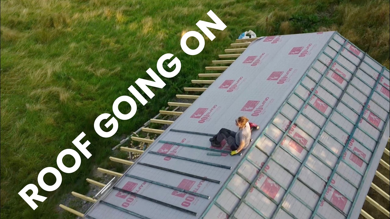 Идет установка металлической крыши | Ход строительства автономного дома в Уэльсе в сарае для инст...