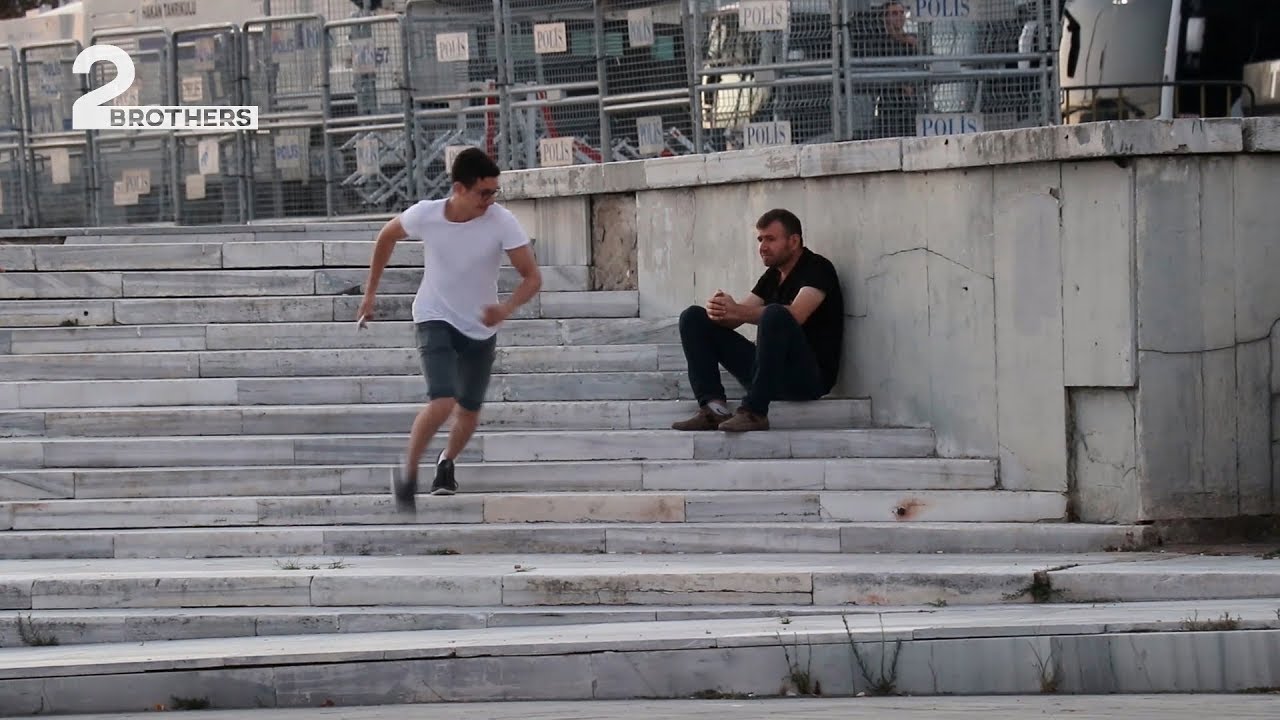 مصري يقوم بسرقة التليفونات في شوارع تركيا | ماذا فعلوا له!!