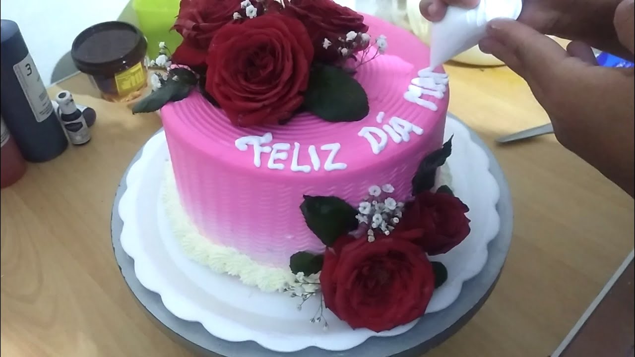 PASTEL CON FLORES NATURALES  como decorar una torta con rosas naturales