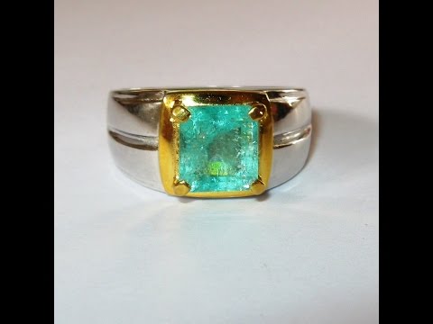 Cincin Pria bahan Perak Lapis Emas dengan hiasan batu utama Natural Green Emerald 1.51 carats dan di. 