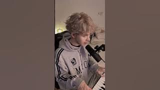 denis đang hát ca khúc người rất tốt không gặp sẽ tốt hơn của @hienhoofficial  ♪