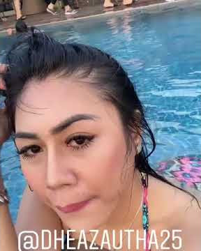 Dhea Zautha berenang pamer b*kong bikini an!!