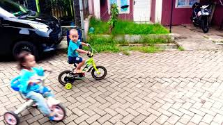 Oyya Maunya Makan Didepan Teman-Teman