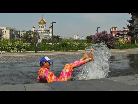 Me,the cheerful splashing of the fountain and swimming in a puddle!/Я,веселые брызги и Лужа!