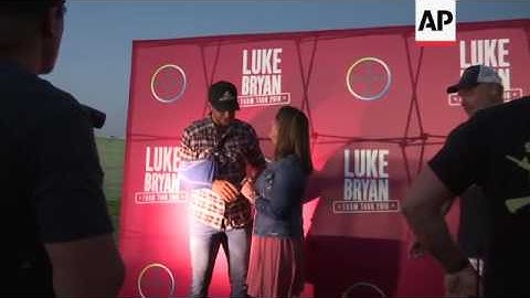 Country star Luke Bryan performs with broken collarbone