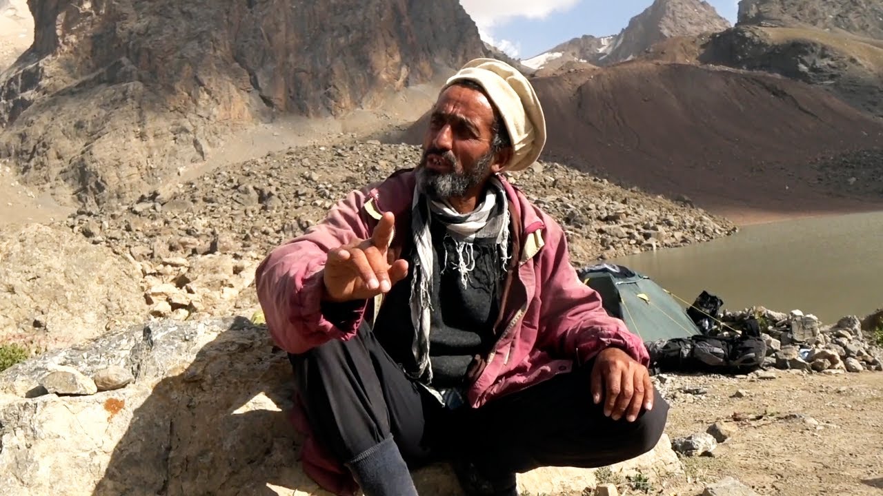 Интервью таджика. Мадовра Таджикистан. Эрадж Айни. Таджикский путешественник по имени Саид. Национальная шапка Афганистана.